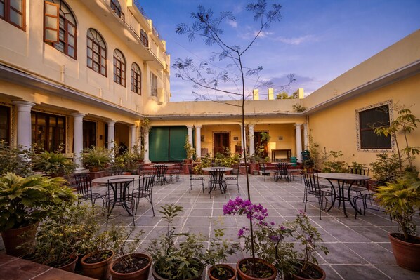 Outdoor dining - Kalyan Villa Heritage Stay (Udaipur)