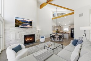 Televisión y chimenea 