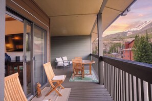 Outdoor dining - Mountainside Mt. Royal Condo - Stunning Views, Great Year-Round Location! (Frisco)