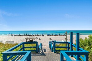 On the beach - 🌊 Beachfront 1BR + Bunks | Sleeps 6 | Free Daily Activities! (Panama City Beach)