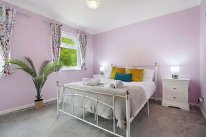 2 bedrooms, iron/ironing board, WiFi, bed sheets - Stylish Home with Private Garden and BBQ (Great Paxton)