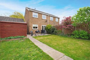 Exterior - Stylish Home with Private Garden and BBQ (Great Paxton)