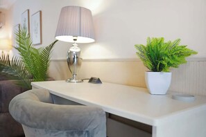 Interior - Stylish Home with Private Garden and BBQ (Great Paxton)