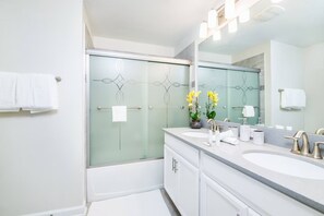 Dusche, Haartrockner, Handtücher