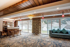 Bar (on property) - Sindh Resort and Spa (Sonamarg)