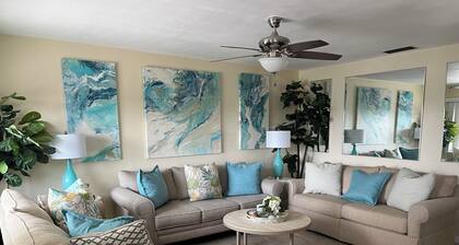 Beautiful 2 bedroom, 1 bath condo close to Madeira beach, great amenities!