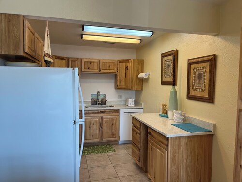 Beautiful  2 bedroom, 1 bath condo close to Madeira  beach, great amenities!