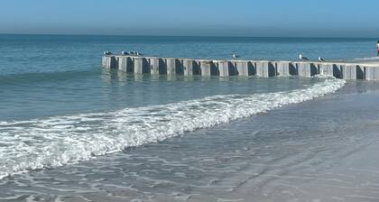 Beautiful 2 bedroom, 1 bath condo close to Madeira beach, great amenities!