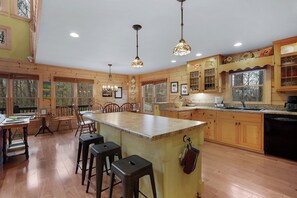 Fridge, microwave, oven, stovetop - Chateau Althen - Blue Ridge, GA (Blue Ridge)