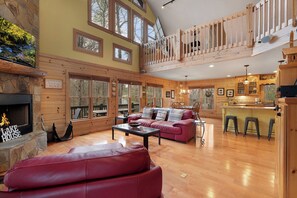 Smart TV, fireplace - Chateau Althen - Blue Ridge, GA (Blue Ridge)