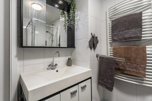 Dusche, Haartrockner, HandtĂŒcher