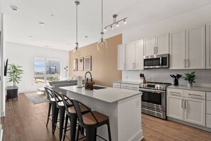 Fridge, microwave, oven, stovetop - Skyline Suite - Free Parking, Pool, City Views (Charlotte)