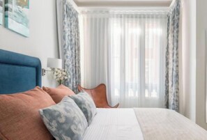 Room - Luxury Designer Apartment with Balcony Views of Puerta del Sol (Madrid)