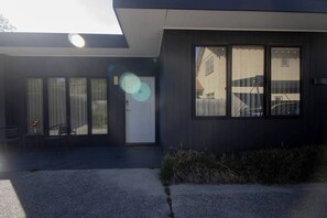 Exterior - This house is a 2 bedroom(s), 1 bathrooms, located in Lake Wendouree, VIC. (Lake Wendouree)