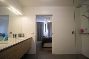 Bathroom - This house is a 2 bedroom(s), 1 bathrooms, located in Lake Wendouree, VIC. (Lake Wendouree)