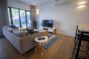 Living area - This house is a 2 bedroom(s), 1 bathrooms, located in Lake Wendouree, VIC. (Lake Wendouree)