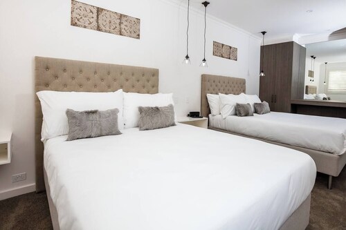 Newington Apartments - Apt 1 Twin Queen, New!