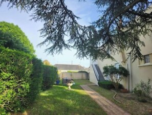 Property grounds - Family home in Montreuil-Bellay, La Thibaudière. Sleeps 10. (Montreuil-Bellay)