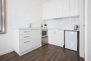 Private kitchen - Newington Apartments - Apt 3 Queen, Brand New! (Ballarat Central)