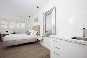 Room - Newington Apartments - Apt 3 Queen, Brand New! (Ballarat Central)
