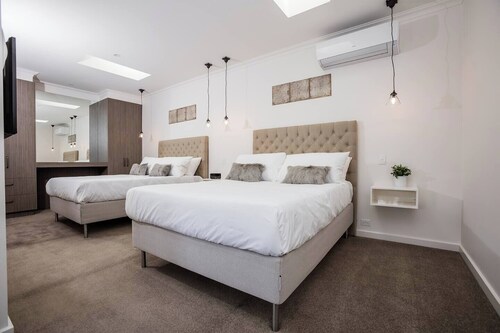 Newington Apartments - Apt 4 Accessible Queen