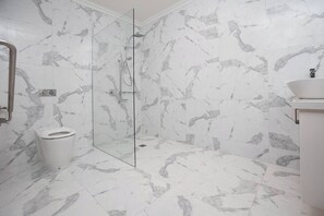 Bathroom - Newington Apartments - Apt 4 Accessible Queen (Ballarat Central)