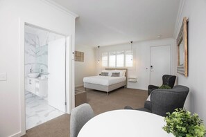 Room - Newington Apartments - Apt 4 Accessible Queen (Ballarat Central)