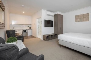 Room - Newington Apartments - Apt 4 Accessible Queen (Ballarat Central)