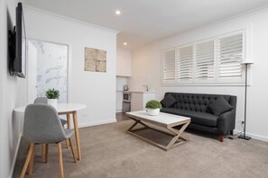 TV - Newington Apartments - Apt 5 Twin Queen, New! (Ballarat Central)