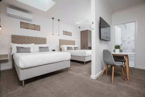 Newington Apartments - Apt 5 Twin Queen, New!