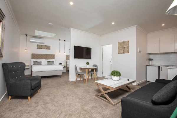 Studio Apartment Twin Queen