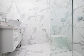 Bathroom - Newington Apartments - Apt 6 Twin Queen (Ballarat Central)