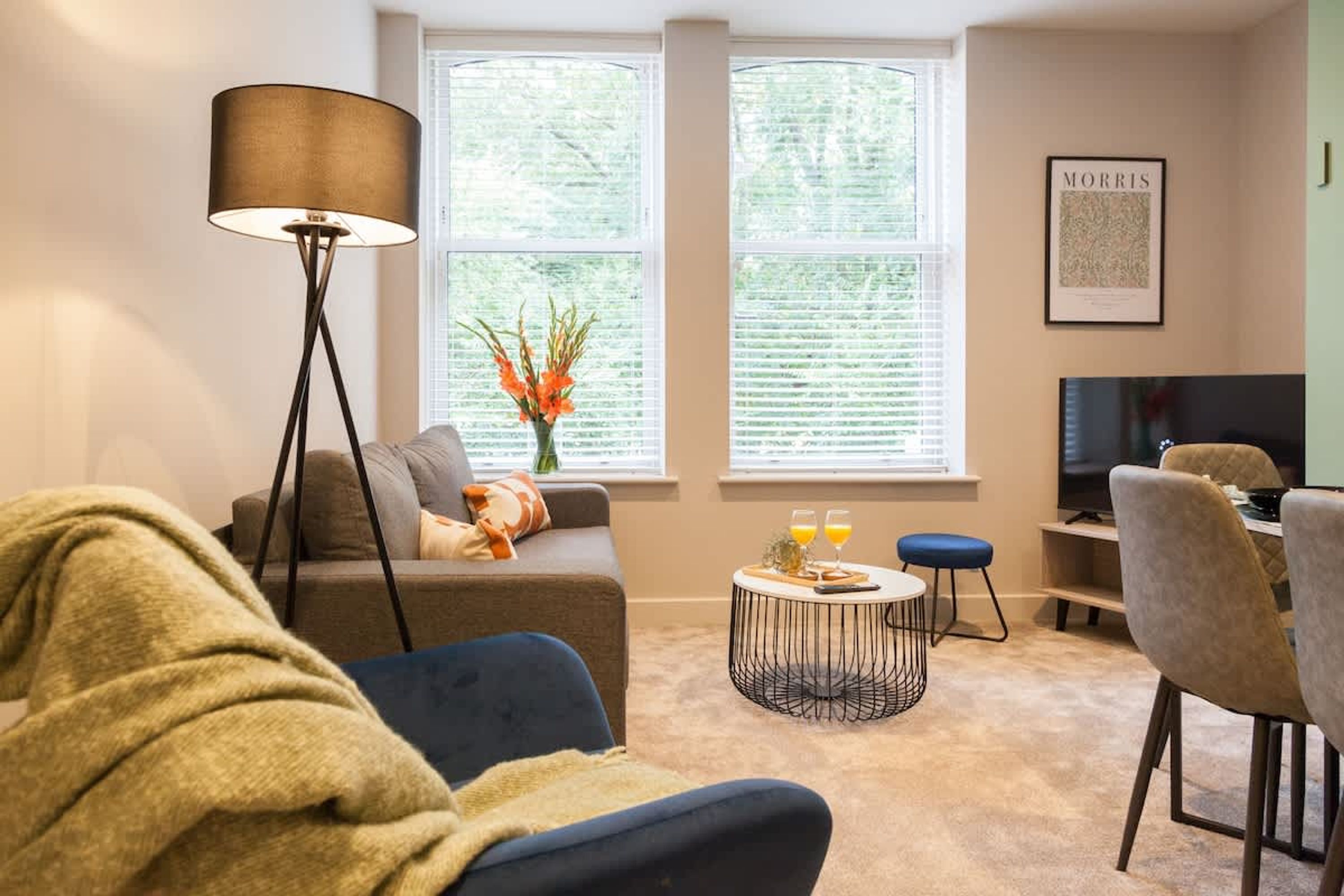House | 2 bedrooms, desk