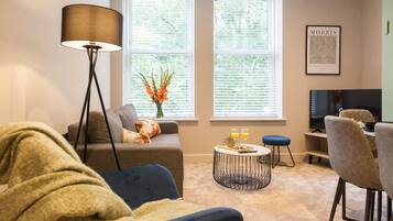 House | 2 bedrooms, desk