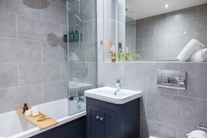 House | 1 bedroom - Somers Suites Apartments-central-high Spec-sleep 4 (Leeds)