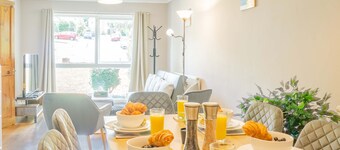 Spacious 4-bed House Guildford Free Parking