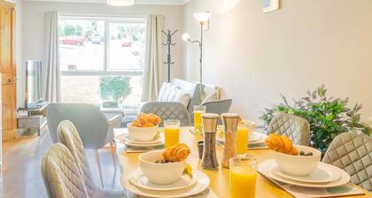 Spacious 4-bed House Guildford Free Parking