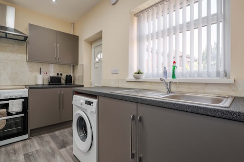 3-bed Manchester Home With Free Parking Sleeps 5