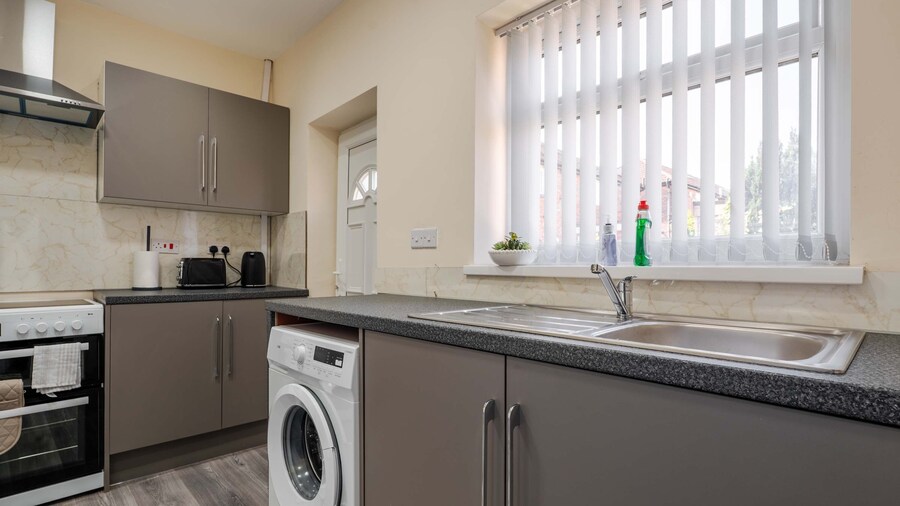 3-bed Manchester Home With Free Parking Sleeps 5