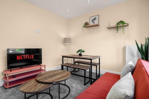 House | 3 bedrooms, Internet - 3-bed Manchester Home With Free Parking Sleeps 5 (Manchester)