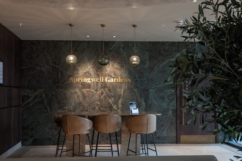 2 Bed Flats Near Station & City Centre - Sleeps 6