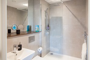 Apartment - 3 Bed Flats Near Station City Centre - Sleeps 6 (Leeds)