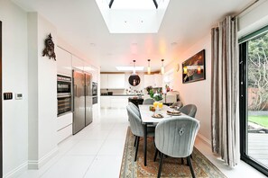 House | 5 bedrooms, Internet - Windsor 5-bed House - Stroll to Castle - Sleeps 13 (Windsor)
