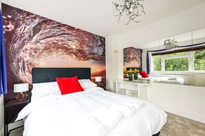 House | 5 bedrooms, Internet - Windsor 5-bed House - Stroll to Castle - Sleeps 13 (Windsor)