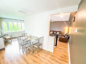 A modern living space with a dining area, kitchen, and seating area. - Private 2-bed Duplex Near Headingly w Parking (Leeds)