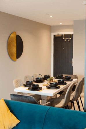 3 bedrooms - Modern Central Leeds 3 Bedroom Apartment Sleeps 6 (Leeds)