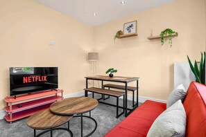 House - Modern 3BR Manchester Stay With Parking Wifi (Manchester)