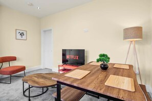 House - Modern 3BR Manchester Stay With Parking Wifi (Manchester)