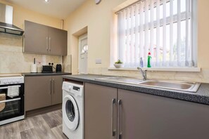 House - Modern 3BR Manchester Stay With Parking Wifi (Manchester)