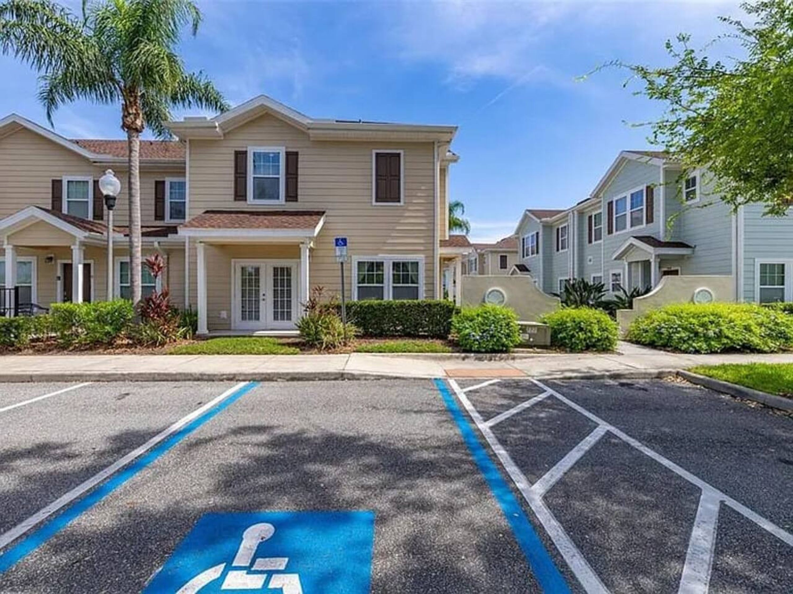 Edificio residencial con estacionamiento, incluyendo un espacio reservado para discapacitados.